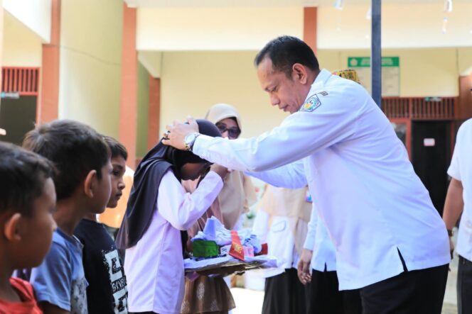 
					Wakil Wali Kota Lhokseumawe Serahkan Seragam dan Perlengkapan Sekolah kepada Siswa dan Siswi SD Negeri 7 Kecamatan Muara Satu