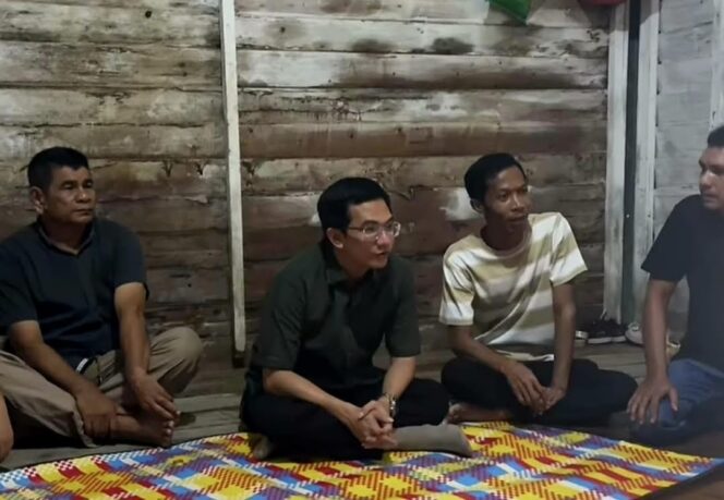 
					Ketua DPRK Banda Aceh Irwansyah, saat berkunjung ke rumah Wardiah, Sabtu (25/4/2026). [Foto: TAP]