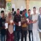 Plt Kalaksa BPBD Aceh Utara, Fauzan, menyerahkan bantuan dana rehab rumah secara simbolis kepada warga di Kecamatan Sawang (Dok. Jubir Pemkab Aceh Utara).