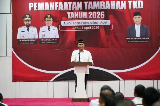 
					Kepala Dinas Pendidikan Aceh, Murthalamuddin, S.Pd., MSP saat memberikan arahan dalam kegiatan Pemanfaatan Tambahan Transfer ke Daerah (TKD) bagi sekolah SMK Tahun 2026 di Aula Dinas Pendidikan Aceh, Rabu(1/4 202) ( Foto : dok/Disdik).