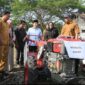 Wali Kota Lhokseumawe, Dr. Sayuti Abubakar, S.H., M.H., saat menyerahkan bantuan alat dan mesin pertanian (alsintan) berupa 16 unit traktor roda dua dan 17 unit hand sprayer kepada kelompok tani, Senin (27/4/2026), sebagai upaya meningkatkan produktivitas pertanian. (Foto : Dok. Pemko Lhokseumawe)
