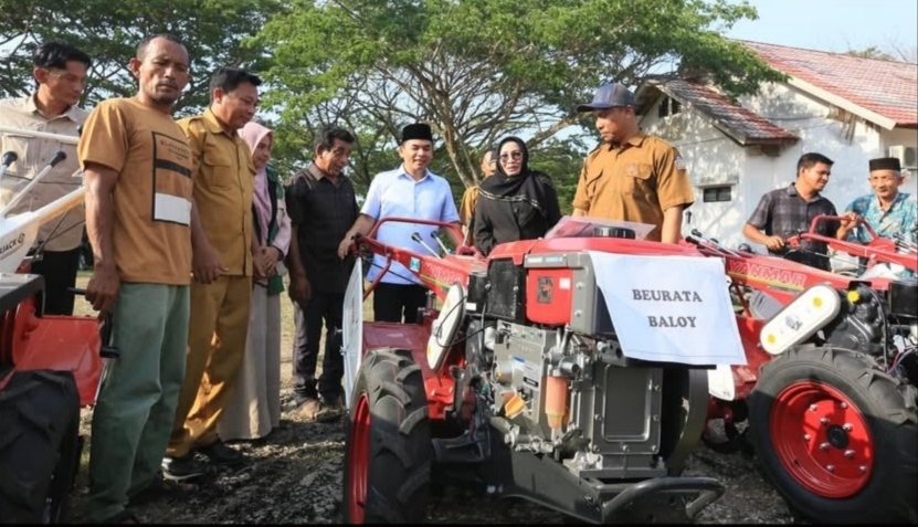 Wali Kota Lhokseumawe, Dr. Sayuti Abubakar, S.H., M.H., saat menyerahkan bantuan alat dan mesin pertanian (alsintan) berupa 16 unit traktor roda dua dan 17 unit hand sprayer kepada kelompok tani, Senin (27/4/2026), sebagai upaya meningkatkan produktivitas pertanian. (Foto : Dok. Pemko Lhokseumawe)