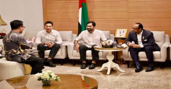 
					Gubernur Aceh, Muzakir Manaf (Mualem) bertemu Duta Besar Uni Emirat Arab (UEA) Abdulla Salem Al-Dhaheri membahas pembentukan tim bersama untuk program investasi, perdagangan, dan penerbangan di kediaman Dubes UEA yang berada di Kuningan Timur, Senin 28 April 2026 (Foto: Humas Setda Aceh)