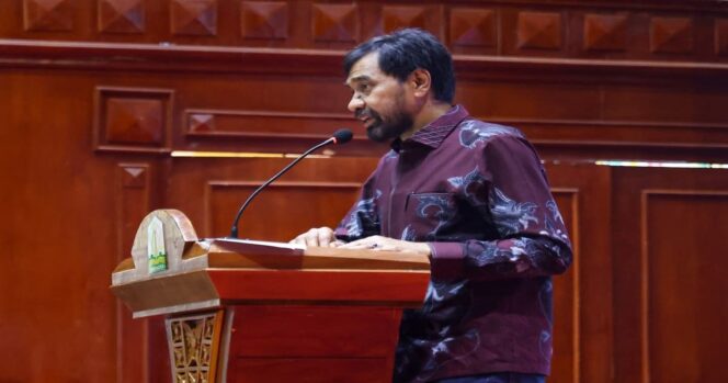 
					Gubernur Aceh menyampaikan arahan saat membuka Musrenbang RKPA 2027 di Anjong Mon Mata, Banda Aceh, Kamis (23/4/2026). Dalam kesempatan tersebut, ia menegaskan pentingnya dukungan pemerintah pusat untuk mempercepat pemulihan pascabencana, termasuk rehabilitasi infrastruktur, dan pemulihan ekonomi masyarakat.