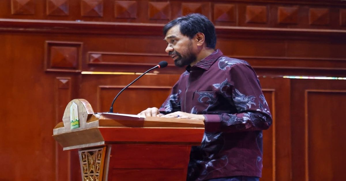 Gubernur Aceh menyampaikan arahan saat membuka Musrenbang RKPA 2027 di Anjong Mon Mata, Banda Aceh, Kamis (23/4/2026). Dalam kesempatan tersebut, ia menegaskan pentingnya dukungan pemerintah pusat untuk mempercepat pemulihan pascabencana, termasuk rehabilitasi infrastruktur, dan pemulihan ekonomi masyarakat.