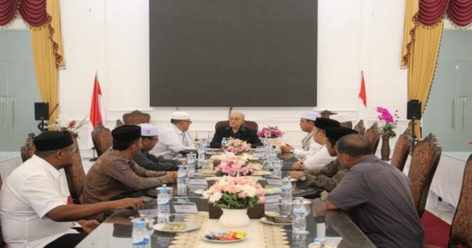 
					Wali Nanggroe Aceh, Malik Mahmud Al Haythar, menerima audiensi perwakilan ulama muda Aceh di Meuligoe Wali Nanggroe, Banda Aceh, Rabu (22/4/2026). Dalam pertemuan tersebut, ia mengajak seluruh elemen masyarakat memperkuat persatuan demi mendukung pembangunan Aceh. (Dok. Humas Wali Nanggroe)