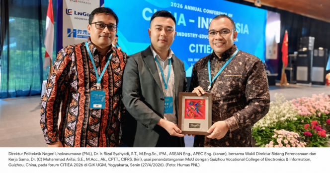 
					Direktur Politeknik Negeri Lhokseumawe (PNL), Dr. Ir. Rizal Syahyadi, S.T., M.Eng.Sc., IPM., ASEAN Eng., APEC Eng. (kanan), bersama Wakil Direktur Bidang Perencanaan dan Kerja Sama, Dr. (C) Muhammad Arifai, S.E., M.Acc., Ak., CPTT., CIFRS. (kiri), usai penandatanganan nota kesepahaman (MoU) dengan Guizhou Vocational College of Electronics and Information, Guizhou, Tiongkok, pada forum CITIEA 2026 di Gelanggang Inovasi dan Kreativitas (GIK) Universitas Gadjah Mada, Yogyakarta, Senin (27/4/2026). (Foto: Humas PNL)