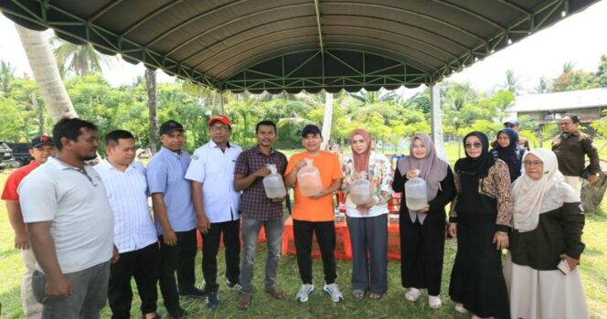 
					Wali Kota Lhokseumawe, Sayuti Abubakar, bersama Ketua Forikan Yulinda Sayuti menyerahkan bantuan benur udang vaname kepada kelompok pembudidaya “Jak U Neuheun” di Gampong Tunong, Kecamatan Blang Mangat, Sabtu (25/4/2026). Bantuan sebanyak 554 kemasan atau 1.115.200 ekor benur tersebut merupakan upaya pemulihan tambak warga yang terdampak banjir.