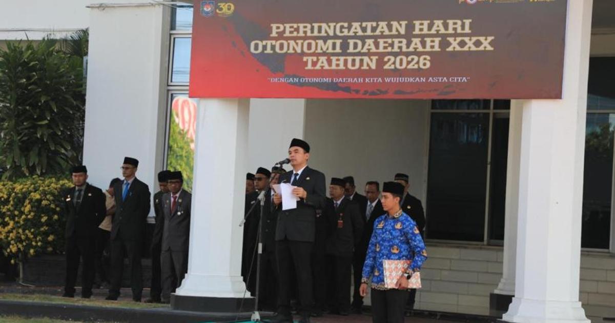 Wali Kota Lhokseumawe, Dr. Sayuti Abubakar, S.H., M.H., memimpin upacara peringatan Hari Otonomi Daerah ke-XXX Tahun 2026 di halaman Kantor Wali Kota Lhokseumawe, Senin (27/04/2026).(Foto : Dok. Pemko Lhokseumawe )