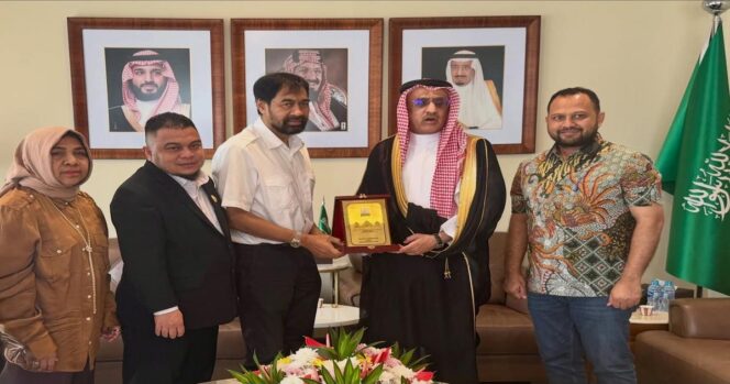 
					Gubernur Aceh, Muzakir Manaf (kedua kiri), menyerahkan cendera mata kepada Duta Besar Arab Saudi untuk Indonesia, Faisal Abdullah Al Amoudi, saat audiensi di Kantor Kedutaan Besar Arab Saudi, Jakarta, Selasa (28/4/2026). Pertemuan tersebut membahas rencana pembangunan LIPIA di Banda Aceh serta peluang kerja sama di bidang pendidikan dan investasi. ( Foto : Dok. Humas Pemprov Aceh )
