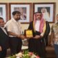 Gubernur Aceh, Muzakir Manaf (kedua kiri), menyerahkan cendera mata kepada Duta Besar Arab Saudi untuk Indonesia, Faisal Abdullah Al Amoudi, saat audiensi di Kantor Kedutaan Besar Arab Saudi, Jakarta, Selasa (28/4/2026). Pertemuan tersebut membahas rencana pembangunan LIPIA di Banda Aceh serta peluang kerja sama di bidang pendidikan dan investasi. ( Foto : Dok. Humas Pemprov Aceh )