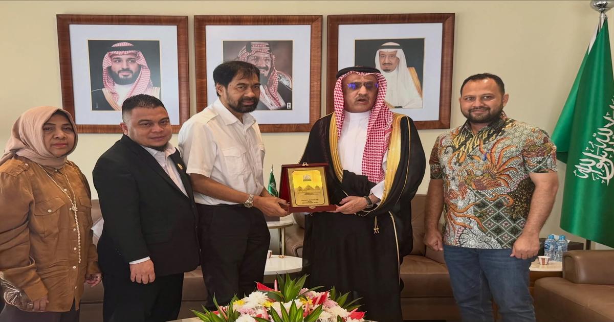 Gubernur Aceh, Muzakir Manaf (kedua kiri), menyerahkan cendera mata kepada Duta Besar Arab Saudi untuk Indonesia, Faisal Abdullah Al Amoudi, saat audiensi di Kantor Kedutaan Besar Arab Saudi, Jakarta, Selasa (28/4/2026). Pertemuan tersebut membahas rencana pembangunan LIPIA di Banda Aceh serta peluang kerja sama di bidang pendidikan dan investasi. ( Foto : Dok. Humas Pemprov Aceh )