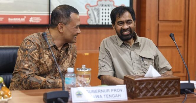 
					Gubernur Jawa Tengah Ahmad Luthfi (kiri) berbincang dengan Gubernur Aceh Muzakir Manaf (kanan) usai penandatanganan kerja sama antardaerah di Kantor Gubernur Aceh, Kamis (23/4/2026). Kesepakatan senilai Rp1,06 triliun ini mencakup berbagai sektor strategis untuk mendorong pertumbuhan ekonomi kedua provinsi.