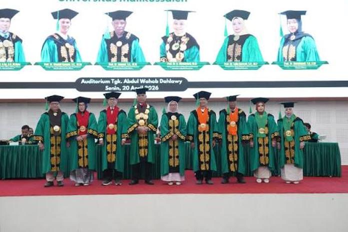 Sejumlah guru besar Universitas Malikussaleh (Unimal) berpose bersama usai prosesi pengukuhan dalam Rapat Senat Terbuka di Auditorium Tgk. Abdul Wahab Dahlawy, Kampus Reuleut, Aceh Utara, Senin (20/4/2026). Acara tersebut menandai penambahan guru besar baru di lingkungan Unimal yang memperkuat kapasitas akademik perguruan tinggi tersebut.