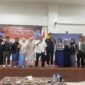 Panitia berfoto bersama usai kegiatan Pelatihan Public Relations bertema strategi membangun citra di era media sosial yang digelar HIMAKO FISIP Universitas Malikussaleh di Aula FISIP, Kampus Bukit Indah, Lhokseumawe, Kamis (9/4/2026)