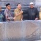 Wali Kota Lhokseumawe menyerahkan secara simbolis bantuan kasur kepada perwakilan panti asuhan di Kota Lhokseumawe didampingi Plt Kadis Sosial. (foto:dok. Humas Pemkot Lhokseumawe)