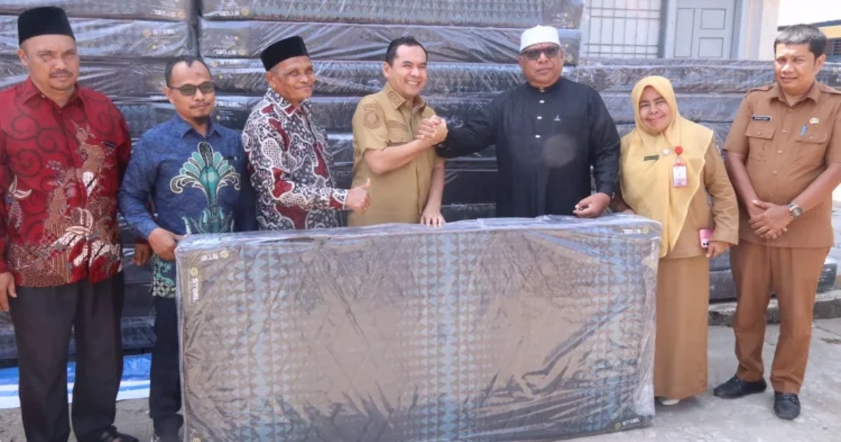 Wali Kota Lhokseumawe menyerahkan secara simbolis bantuan kasur kepada perwakilan panti asuhan di Kota Lhokseumawe didampingi Plt Kadis Sosial. (foto:dok. Humas Pemkot Lhokseumawe)