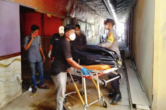 
					Petugas mengevakuasi jasad seorang petani yang ditemukan meninggal dunia di bangunan bekas ruko di Kecamatan Tanah Jambo Aye, Aceh Utara, Sabtu (11/4/2026). ( Foto: Dok. Polres Aceh Utara)