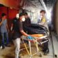 Petugas mengevakuasi jasad seorang petani yang ditemukan meninggal dunia di bangunan bekas ruko di Kecamatan Tanah Jambo Aye, Aceh Utara, Sabtu (11/4/2026). ( Foto: Dok. Polres Aceh Utara)