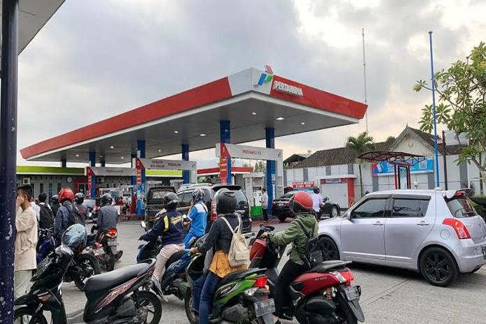 Ilustrasi pengisian BBM Pertamina ke Kendaraan Warga.