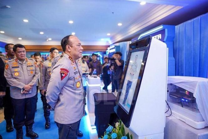 
					Wakil Kepala Kepolisian Negara Republik Indonesia, Dedi Prasetyo, meninjau langsung teknologi layanan digital saat peluncuran fitur Laporan Polisi (LP) dan Laporan Kehilangan online melalui Super App Polri dalam Rakor Komite TIK Polri 2026 di Jakarta, Selasa (14/4/2026). Inovasi ini menjadi bagian dari transformasi digital Kepolisian Negara Republik Indonesia dalam meningkatkan pelayanan publik yang lebih cepat dan transparan. ( Foto : Dok. Humas Polri )