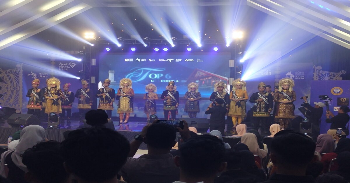 Para finalis Agam dan Inong Aceh Utara 2026 tampil dalam malam grand final di Aula Setdakab Aceh Utara, Sabtu (2/5/2026). Ajang ini menjadi bagian dari upaya pemerintah daerah dalam mendorong promosi pariwisata dan ekonomi kreatif. (FOTO : Ist)