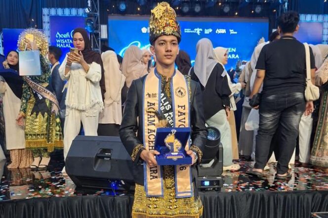 
					Hafiz Rayyan, mahasiswa Teknik Elektro Politeknik Negeri Lhokseumawe, usai menerima dua penghargaan pada malam puncak Pemilihan Agam Inong Aceh Utara 2026 di Aula Setdakab Aceh Utara, Sabtu (2/5/2026) malam.